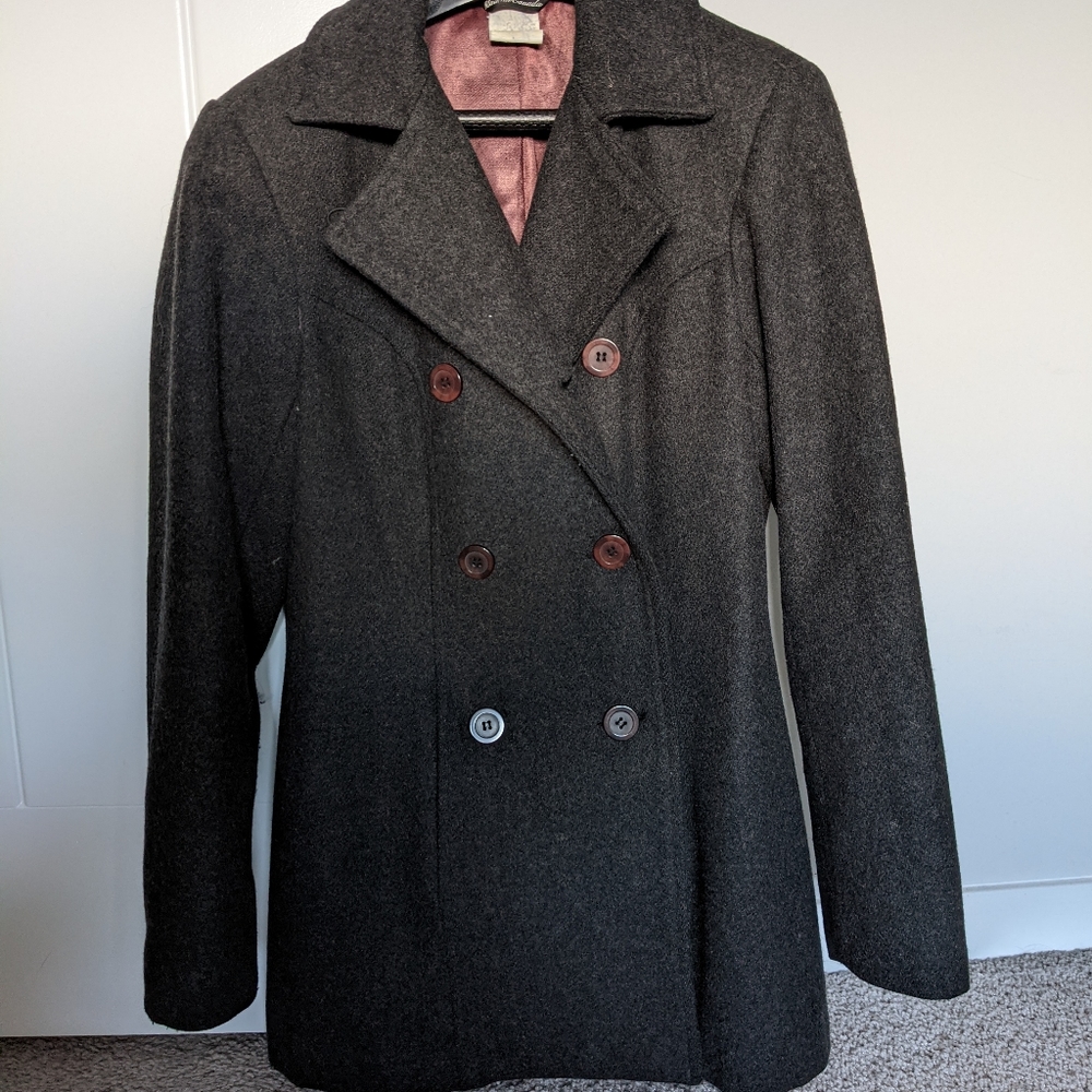 Le chateau, button up, Wool Coat, in size medium, dark grey black color.